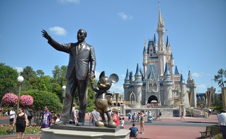 Estátua de Walt Disney em frente ao Castelo da Cinderela do Magic Kingdom. (Foto: Michael Kappel / FLickr)