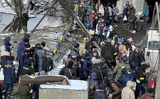 Civis sendo transferidos de Irpin para Kiev em meio a ataques russos. (Foto: Mvs.gov.ua, CC BY 4.0)