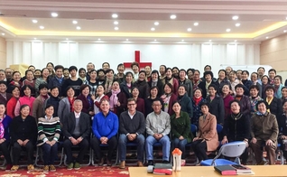 Reverendo Lee Hayward ensinando “Liderança Bíblica” para líderes de igreja na China. (Foto: Reprodução / China Partner)