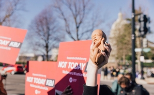 Os ativistas descobriram bebês desmembrados dentro de copos e baldes. (Foto: Twitter/PAAU).