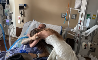 A noiva Hailey casou no hospital para que o pai pudesse participar da cerimônia. (Foto: YouTube/Logan Health).