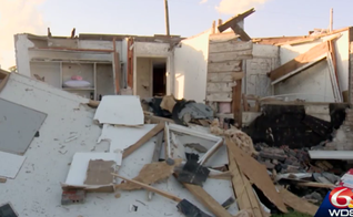 A casa da família Diaz em St. Bernard Parish ficou completamente destruída. (Captura de tela WDSU)