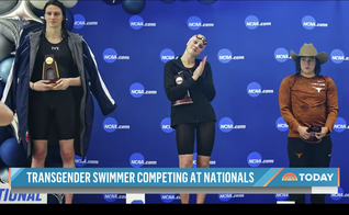 Nadadora transgênero Lia Thomas no pódio com as demais medalhistas. (Foto: Reprodução/NBC News)