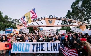 Pais protestam na sede da Disney: ‘Não mexam com nossos filhos!’. (Foto: Reprodução Instagram Sean Feucht)