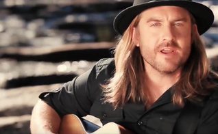 Jason Fowler canta "Family" seu single álbum. (Foto: Captura de tela YouTube Jason Fowler)