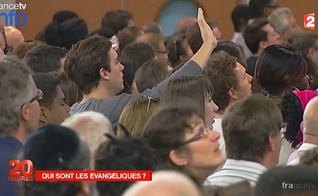 Culto de adoração mostrado em reportagem da France TV. (Imagem: Vídeo France TV / França 2)
