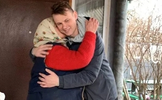 Mulher abraça um dos missionários da Palavra de Vida na Ucrânia após receber ajuda humanitária. (Foto: Reprodução / WOL)