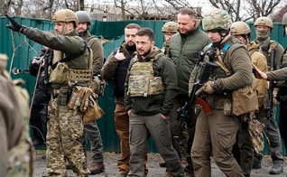 O presidente ucraniano Volodymyr Zelenskyy examina o local de uma recente batalha em Bucha perto de Kiev, Ucrânia, segunda-feira, 4 de abril de 2022. (AP Photo/Efrem Lukatsky/Flickr)