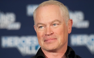 Ator Neal McDonough. (Foto: Wikimedia Commons/Heroes & Villains)