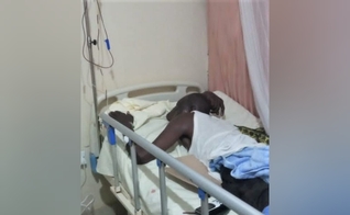O ex-professor islâmico Hiire Sadiki no hospital. (Foto: Morning Star News).