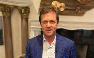 O ator Eric Close entregou sua vida e sua carreira a Jesus. (Foto: Instagram/Eric Close).