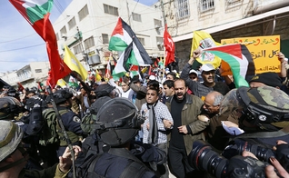 Imagem ilustrativa. Policiais israelenses impedem palestinos de entrar na rua Al-Shuhada, em Hebrom. (Foto: Mustafa Bader/Wikimedia Commons)