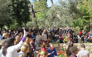 Culto no ‘The Garden Tomb’ em Jerusalém. (Reprodução / Garden Tomb)