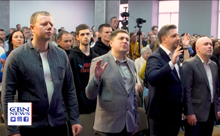 No domingo (17), os ucranianos lotaram as igrejas em Lviv para orar por seu país. (Foto: Reprodução/CBN News).