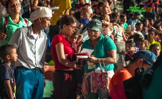 Um conselheiro explica mais sobre o Evangelho às pessoas que manifestaram interesse no final do evento. (Foto: Associação Evangelística Billy Graham)