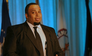 O ex-jogador da NFL, Jason Brown, se aposentou para seguir um chamado. (Foto: Wikimedia Commons)
