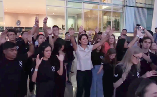 Michelle Bolsonaro em oração com jovens cristãos. (Foto: Reprodução/Instagram)