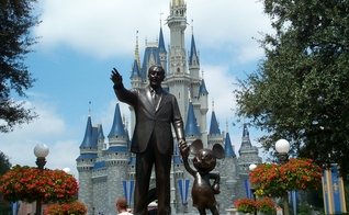 Estátua de Walt Disney e Mickey Mouse; ao fundo Magic Kingdom. (Foto: FreeImages)