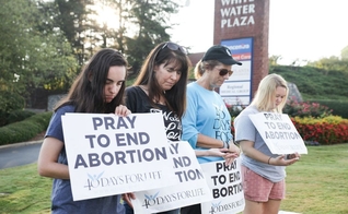 Grupos em oração do lado de fora das clínicas de aborto. (Foto: 40 Days For Life/Instagram)