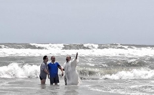 O pastor Mao Zhibin batizou seis novos convertidos à beira-mar. (Foto: Facebook/Mao Zhibin).