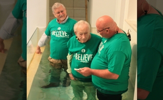 Bernice Oliver, 93 anos, (centro) foi batizado pelo pastor Erdie Carter. (Foto: 