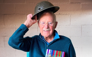 Joe, de 101 anos, foi tenente na Segunda Guerra Mundial. (Foto: Eternity News)