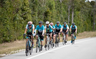O grupo de ciclismo promoveu 43 passeios de bicicleta até alcançar a meta. (Foto: Facebook/Ends of the Earth Cycling).