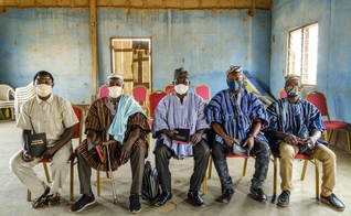 Membros do capítulo de Nalerigu, da Associação de Chefes Cristãos do Norte, seguram suas Bíblias após uma reunião de grupo. (Foto ilustrativa: IMB)