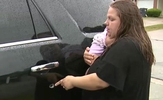 Um dos tiros atingiu a lateral do carro, onde o bebê estava dormindo. (Foto: Reprodução/CBS46).