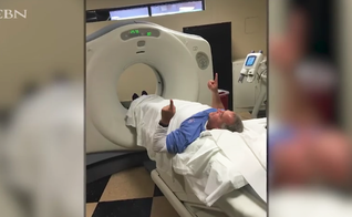 Chuck Keels foi curado milagrosamente no quarto do hospital. (Foto: CBN News)