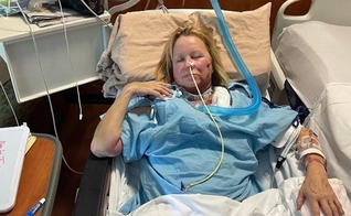 Debbie no hospital. (Foto: Captura de tela/Vídeo CBN News)