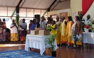 O povo Gumatj esperava há anos pela reimpressão do Novo Testamento. (Foto: Eternity News).