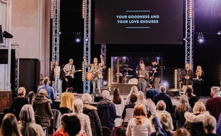Segundo a pesquisa Talking Jesus, 42% dos adultos no Reino Unido são cristãos não praticantes. (Foto: Instagram/St Peter's Brighton).