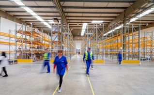 A Amazon é um dos maiores empregadores do setor privado nos EUA. (Foto: Adrian Sulyok / Unsplash)
