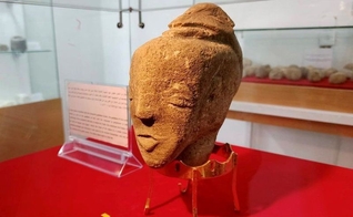 Cabeça do ídolo Anat, exposta em museu de Gaza. (Foto: Reprodução / Arkeofili)
