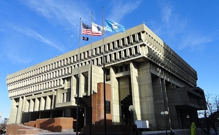 O Templo Satânico fez um pedido para hastear sua bandeira na prefeitura de Boston. (Foto: Wikimedia Commons/ Daderot).