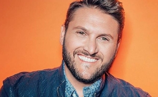 Jody McBrayer escreveu um livro de memórias para ajudar pessoas com depressão. (Foto: Reprodução/Deezer)