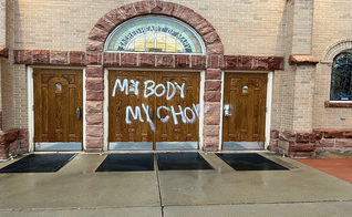 Vândalos pró-aborto pixaram a fachada de igreja católica na cidade de Boulder, na quarta (4). (Foto: Mark Haas).