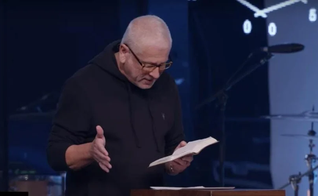 Pastor Louis Giglio. (Foto: Captura de tela/YouTube/Passion City Church)