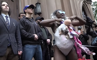 Mulher simula aborto com uma boneca diante de manifestantes pró-vida, em Nova York. (Captura de tela YouTube FreedomNewsTV)