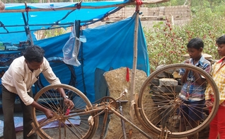 Pastor percorre vilarejos de bicicleta para pregar o Evangelho. (Foto: Reprodução/International Christian Concern)
