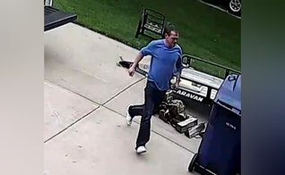 Jennifer Collier deixou uma Bíblia de presente em sua varanda para o criminoso. (Foto: Reprodução).