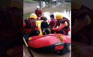 Samuel cantando com a equipe de resgate do Corpo de Bombeiros. (Foto: Divulgação/PMT)