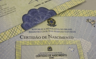 Mais de 50 mil recém-nascidos foram registrados apenas com o nome da mãe neste ano. (Foto: Marcello Casal Jr/Agência Brasil).