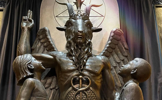 Apesar de se dizer ateu, o Templo Satânico usa a estátua do ídolo pagão Baphomet. (Foto: The Satanic Temple/Instagram)