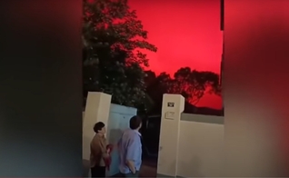 Fenômeno climático faz o céu ficar vermelho como sangue, na China. (Foto: Captura de tela/YouTube CBN News)