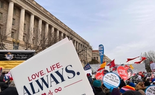 Manifestantes pró-vida em frente à Suprema Corte dos EUA. (Foto: Americans United for Life)