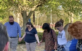 Momento de oração dos pais, antes da reunião com o Conselho Escolar. (Foto: Captura de tela/Vídeo Twitter Ben Zeisloft)