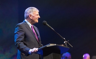 Franklin Graham na turnê God Loves You em Liverpool, na Inglaterra. (Foto: BGEA)