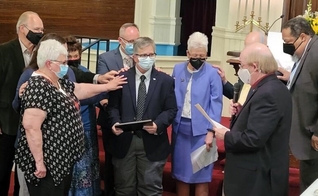 Joel Dugan, uma mulher biológica de 63 anos, foi consagrado como ministro. (Foto: Baptist News Global).